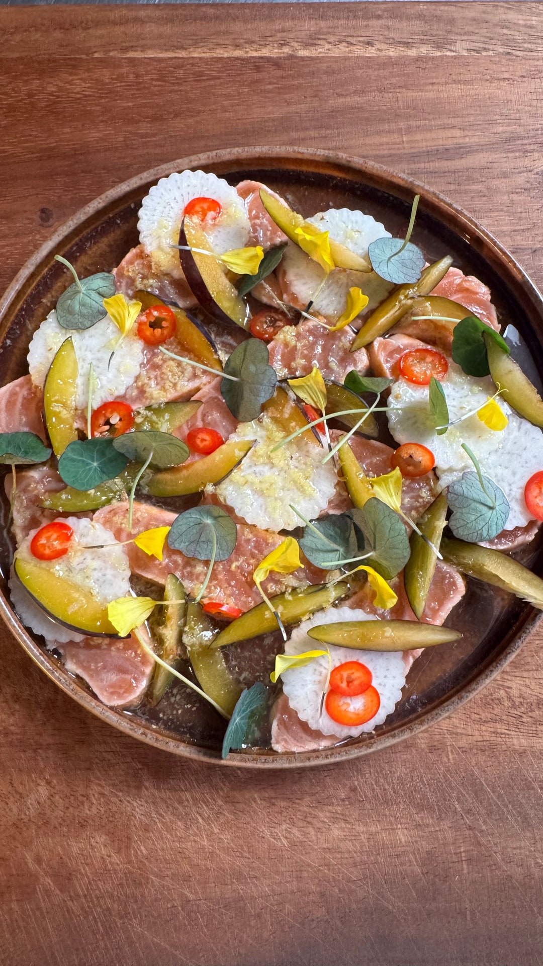 Lachs-Tataki mit Zwetschge & Rettich — Rezept von Nicolai Wiedmer