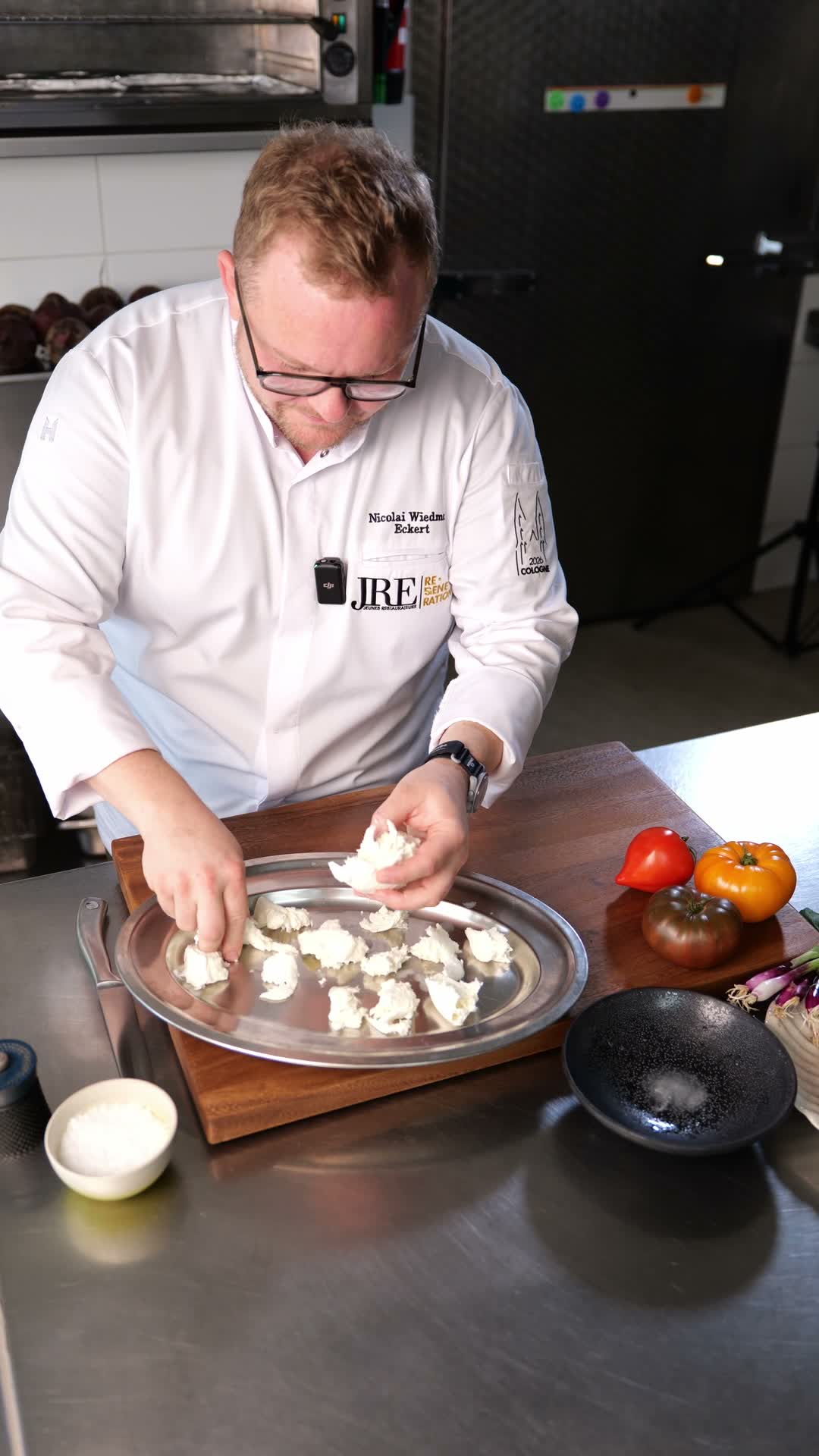 Tomate-Erdbeer-Salat mit Büffelmozzarella — Rezept von Nicolai Wiedmer